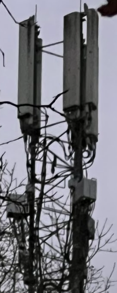 Crowthrone mast antennas.png