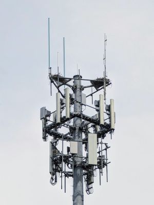A closer view of the macros on the monopole behind the police department. Verizon is on top with C-band and T-Mobile is below with the full 5G UC setup.
