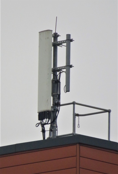 Oxford-ee-three-rooftop-site-antennas.jpg
