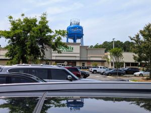 A wider view of the AT&T macro atop the Gulf Shores water tower from the nearby Publix parking lot.