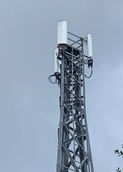 Edge of crowthorne mast antennas vodafone.jpg