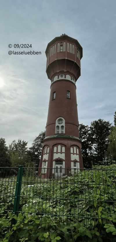 Telekom-Aurich-Wasserturm-01 komprimiert.png