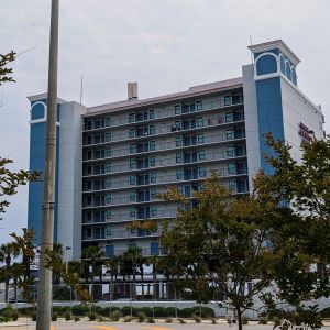 A view of the Verizon macro atop the Phoenix All-Suites Hotel in Gulf Shores, Alabama. Two large cylinders are visible on the roof.