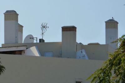 Antena Vodafone dissimulada de chaminé em Alto do Cano Tavira.jpg